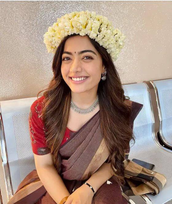 ਰਸ਼ਮਿਕਾ ਨੇ 19 ਸਾਲ ਦੀ ਉਮਰ 'ਚ ਆਪਣੇ ਸਹਿ-ਅਦਾਕਾਰ ਰਕਸ਼ਿਤ ਸ਼ੈਟੀ ਨਾਲ ਮੰਗਣੀ ਕਰ ਲਈ ਸੀ। ਅਦਾਕਾਰਾ ਅਤੇ ਰਕਸ਼ਿਤ ਸ਼ੈੱਟੀ ਨੇ ਕਿਰੀਕ ਪਾਰਟੀ ਦੀ ਸ਼ੂਟਿੰਗ ਦੌਰਾਨ ਡੇਟ ਕਰਨਾ ਸ਼ੁਰੂ ਕਰ ਦਿੱਤਾ ਸੀ। ਫਿਲਮ ਤੋਂ ਬਾਅਦ ਰਸ਼ਮਿਕਾ ਅਤੇ ਰਕਸ਼ਿਤ ਨੇ ਜੁਲਾਈ 2017 'ਚ ਇਕ ਨਿੱਜੀ ਸਮਾਰੋਹ 'ਚ ਮੰਗਣੀ ਕਰ ਲਈ।