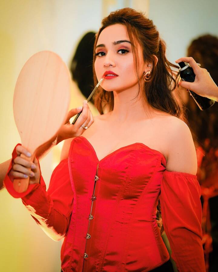 आशी सिंह मीत सीरियल से पहले शो 'ये उन दिनों की बात है' में भी नजर आ चुकी हैं. इस सीरियल में भी एक्ट्रेस ने खूब वाहवाही लूटी थी.