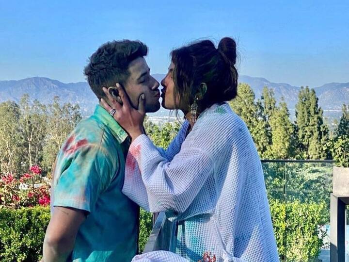 Priyanka Chopra and Nick Jonas share pics from 'lit' Holi party at LA home as they kiss play with colour See inside Video Viral : முத்தங்களும், வண்ணங்களும்.. ப்ரியங்கா சோப்ரா, நிக் ஜோனஸின் வைரல் வீடியோ..