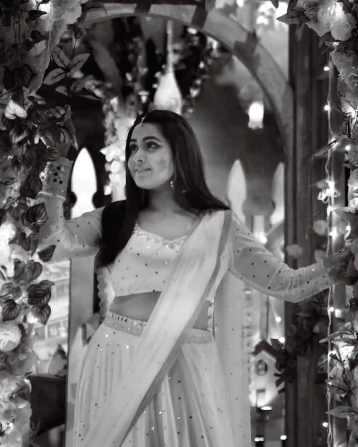 काजल राघवानी सोशल मीडिया पर अपनी लाइफ से जुड़ी हर अपडेट्स शेयर करती रहती हैं. ऐसे में अब उन्होंने अपनी होली की तस्वीरें भी फैन्स के साथ शेयर की हैं.