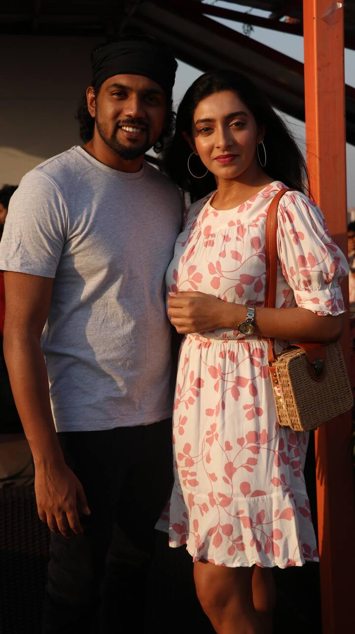 লাজুক আদিত্য আর স্পষ্টবক্তা কৌশানি। দুজনের বিয়ে ঠিক হয়। কিন্তু বিয়ের আগেই মর্মান্তিকভাবে খুন হয় কৌশানি। নৃশংসভাবে খুন করা হয় তাকে।