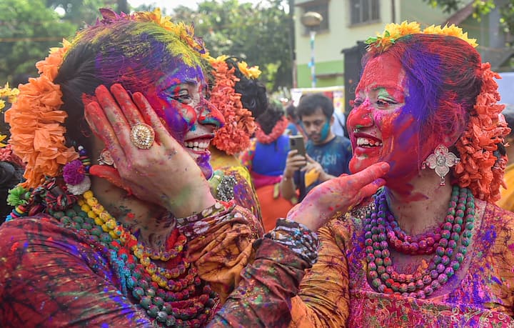 কলকাতার বুকে কোথাও কোথাও উঠে এল এক টুকরো শান্তিনিকেতন। নাচে-গানে বসন্তকে বরণ করলেন সকলে। দোলের পরদিন আজও পালিত হচ্ছে বসন্ত উৎসব।  ছবি সূত্র : PTI