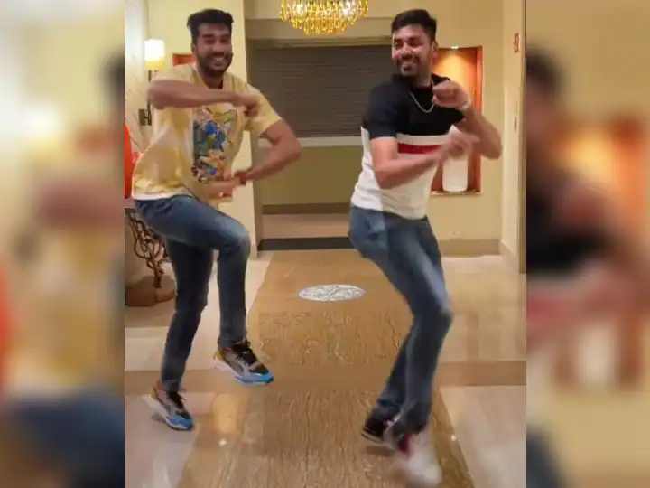 Venkatesh Iyer and Avesh Khan dance on Beast film songs ਫਿਲਮ 'ਬੀਸਟ' ਦੇ ਗਾਣੇ 'ਤੇ ਦੋ ਇੰਦੌਰੀਆਂ ਨੇ ਲਾਇਆ ਠੁਮਕਾ, ਵੈਂਕਟੇਸ਼ ਅਤੇ ਆਵੇਸ਼ ਨੇ ਕੀਤਾ ਜ਼ੋਰਦਾਰ ਡਾਂਸ