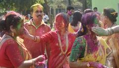 Holi 2022 : আবিরে-রঙে বসন্ত-বরণ, আজও শহর জুড়ে উড়ছে গুলাল, দেখুন ছবি