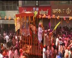 Yogi Adityanath Plays Holi : ঢাল-ঢোল, আবির-গুলাল, গোরক্ষপুরে লক্ষ জনতার মাঝে রথে যোগী