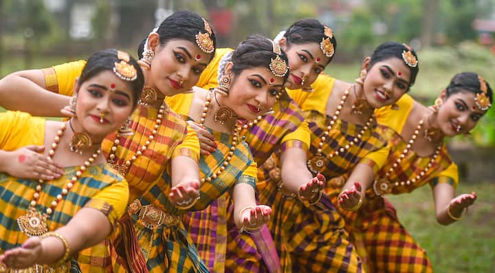 দিগন্তে পলাশের রং। সঙ্গে রবি ঠাকুরের সুর...বসন্ত জাগ্রত দ্বারে শোনা যাচ্ছে আজও। শহরের বিভিন্ন জায়গায় পালিত হচ্ছে বসন্ত উৎসব।