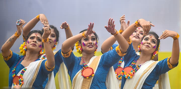 দোল পূর্ণিমায় বিভিন্ন মন্দিরে অনুষ্ঠিত হয় বিশেষ পুজো। মুখ্যমন্ত্রী মমতা বন্দ্যোপাধ্যায়ের উপহার দেওয়া গৌর নিতাই বিগ্রহের মহা-অভিষেক হয় মায়াপুর ইসকনের মন্দিরে।