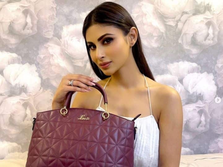 मौनी रॉयचा नॉटेड बिकिनी परिधान केलेला हा फोटो सोशल मीडियावर चांगलाच व्हायरल होत आहे. हा फोटो शेअर करत मौनी रॉयने कॅप्शनमध्ये लिहिले आहे की, बॅलेट ऑफ द बॉल.