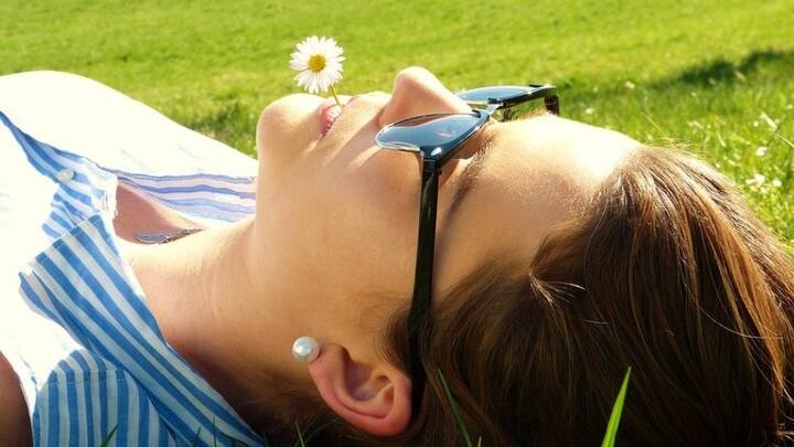 কিন্তু সানস্ক্রিন শুধু মুখে লেপে দিলেই হয় না। রোদের হাত থেকে ত্বককে রক্ষা করতে হলে সানস্ক্রিন মাখার ক্ষেত্রেও বেশ কিছু নিয়ম রয়েছে।