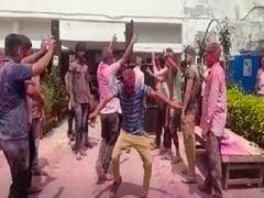 Holi 2022: यूपी पुलिस के जवानों ने जमकर खेली होली, डीजे की धुन पर थिरके 'थानेदार बाबू', देखें तस्वीरें