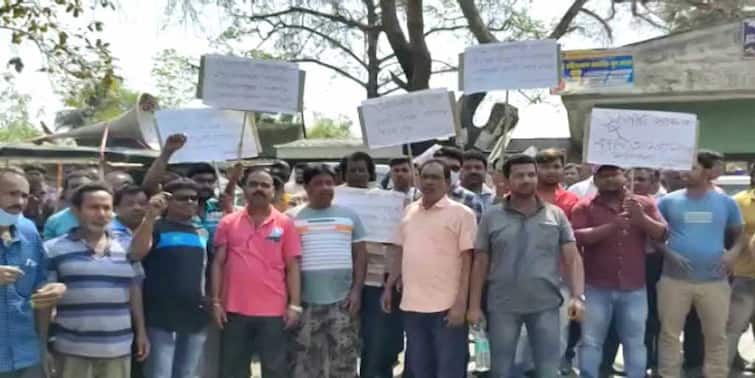 Nadia Tehatta locals protest against transfer order of hospital superintendent Nadia News: কিছুতেই সরানো যাবে না ডাক্তারবাবুকে, নদিয়ায় হাসপাতাল সুপারের বদলির বিরুদ্ধে রাস্তায় মানুষ
