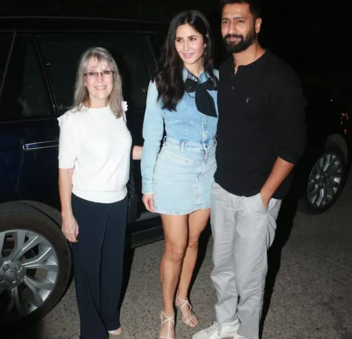 ਦੂਜੇ ਪਾਸੇ ਜੇਕਰ ਵਿੱਕੀ ਕੌਸ਼ਲ ਦੀ ਗੱਲ ਕਰੀਏ ਤਾਂ ਉਹ ਵੀ ਕੈਜ਼ੂਅਲ ਲੁੱਕ 'ਚ ਨਜ਼ਰ ਆਏ। ਵਿੱਕੀ ਕਾਲੇ ਰੰਗ ਦੀ ਸ਼ਰਟ ਅਤੇ ਗ੍ਰੇ ਪੈਂਟ ਵਿੱਚ ਬਹੁਤ ਹੀ ਸਟਾਈਲਿਸ਼ ਲੁੱਕ ਵਿੱਚ ਸੀ।