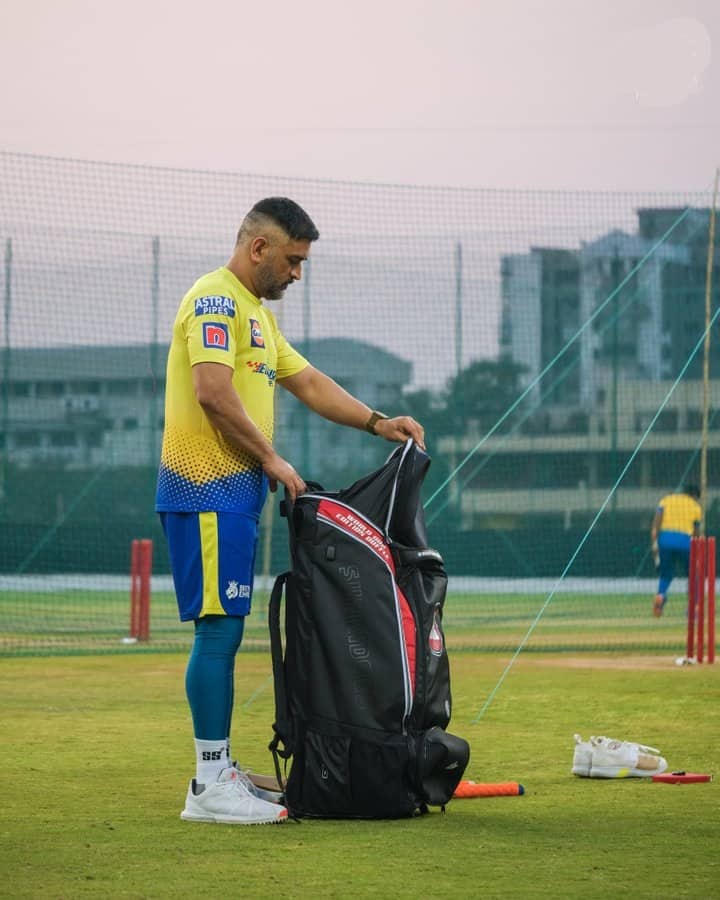 অনুশীলনে বিধ্বংসী মেজাজে দেখা যাচ্ছে ধোনিকে। পুল, কাট, হেলিকপ্টার শট, বাদ যাচ্ছে না কিছুই। সম্প্রতি চেন্নাই সুপার কিংস সোশ্যাল মিডিয়ায় একটি ভিডিও পোস্ট করেছে।