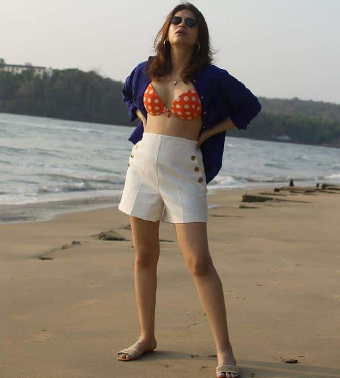 શ્રદ્ધા દાસની સિમ્પલ લૂકમાં શાનદાર તસવીરો વાયરલ થઈ છે. શ્રદ્ધા દાસની આ તસવીરો ફેન્સને ખૂબ પસંદ આવી રહી છે. જિદ એક્ટ્રેસ શ્રદ્ધા દાસ પોતાના ગ્લેમર લૂકના કારણે જાણીતી છે. શ્રદ્ધા દાસે દરિયા કિનારે બોલ્ડ પોઝ આપ્યા છે.