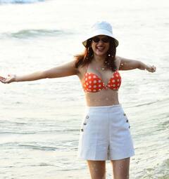 શ્રદ્ધા દાસનો દરિયા કિનારે જોવા મળ્યો બોલ્ડ અંદાજ, શેર કરી હોટ તસવીરો