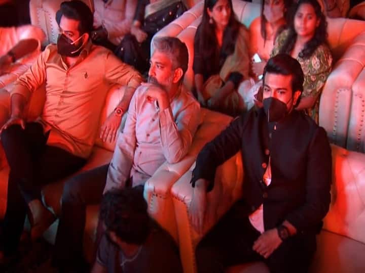 RRR PreRelease event ram charan and junior ntr takes stage RRR PreRelease: ஒரே மேடையில் நடனமாடிய ராம் சரண் - ஜூனியர் என்.டி.ஆர் - அரங்கத்தை தெறிக்கவிட்ட ரசிகர்கள்