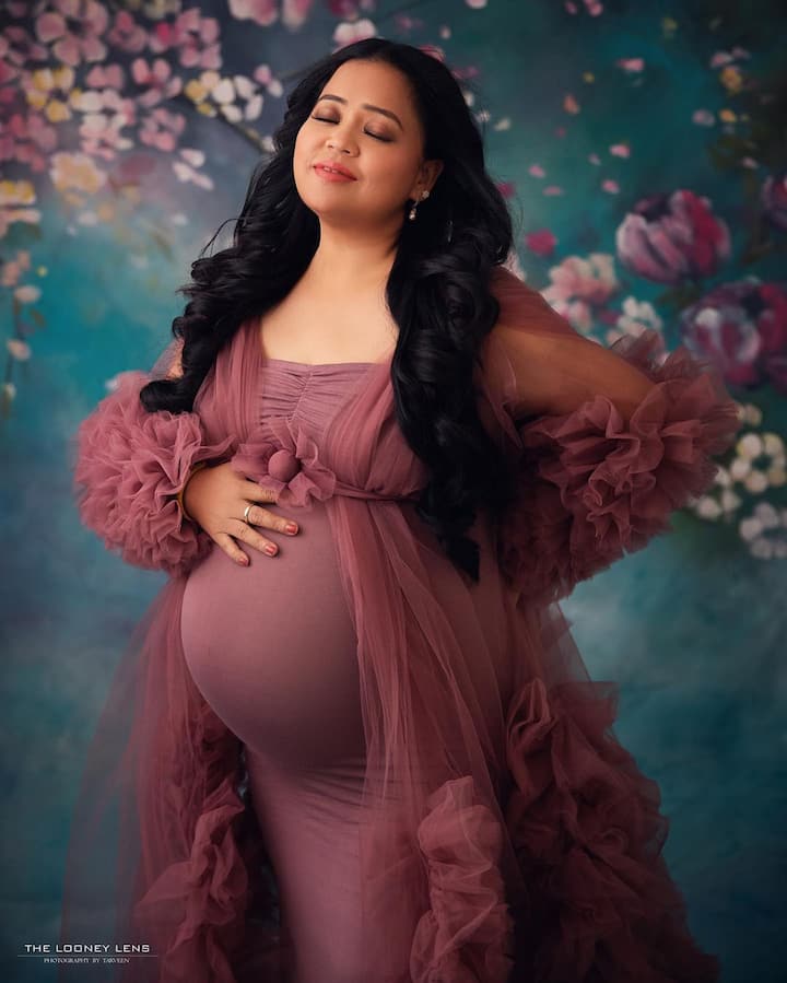 Bharti, who was eight months pregnant at the time, was seen embracing her growing baby belly. She wore little makeup and loose curls.