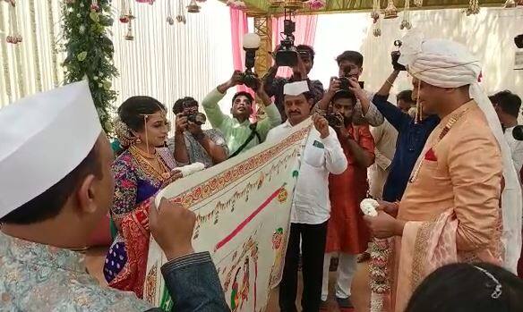 भाजप नेते आणि माजी मंत्री गिरीश महाजन यांच्या मुलीचं लग्न आज पार पडलं.