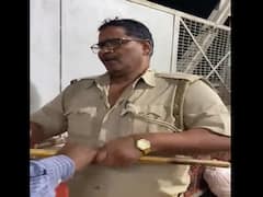 Watch Video : தவறாக நடந்துகொண்ட காவலர்...! செருப்பால் அடித்த பெண் பயணி..! வைரல் வீடியோ உள்ளே..!