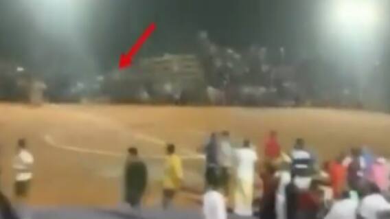 કેરળઃ ફુટબોલ મેચ દરમિયાન ગેલેરી થઈ ધરાશાયી, પત્તાની જેમ પ્રેક્ષકો પડ્યા
