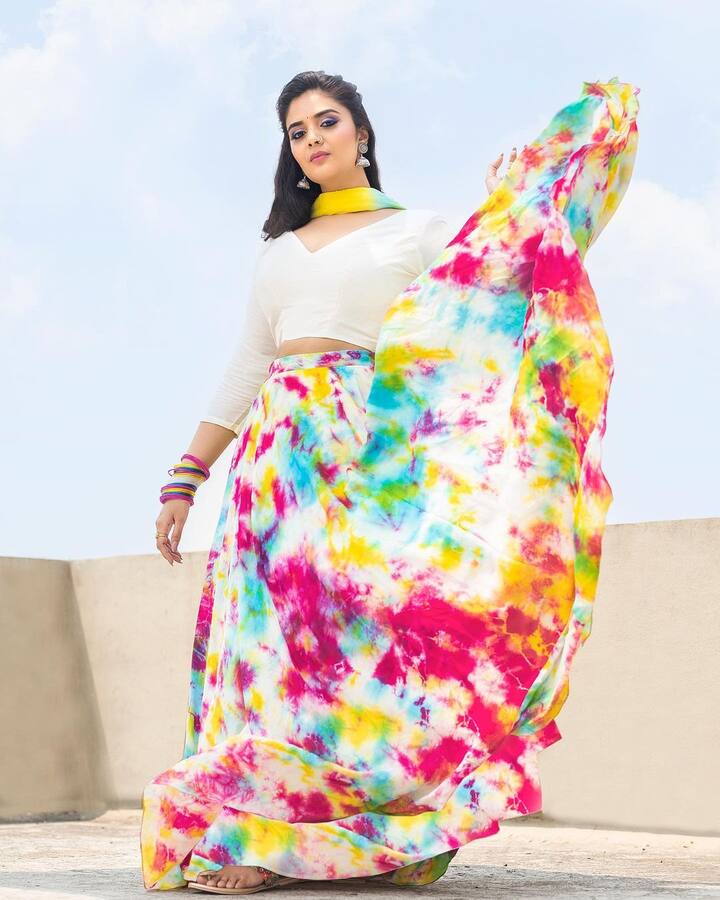 హోలీ అందమంతా శ్రీముఖిలోనే కనిపిస్తోంది. ఇంద్రధనుస్సులో ఉన్న రంగులన్నీ ఆమె లెహెంగాలోనే కనిపిస్తున్నాయి. - Image credit: Sreemukhi/Instagram