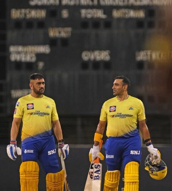 আইপিএলে (IPL) তিনি ও চেন্নাই সুপার কিংস (CSK) যেন সমার্থক হয়ে গিয়েছেন। স্পট ফিক্সিং কাণ্ডে বহিষ্কারের পর ফিরে এসে তাঁর নেতৃত্বেই ফের চ্যাম্পিয়নশিপের আলোয় ফিরেছিল সিএসকে।