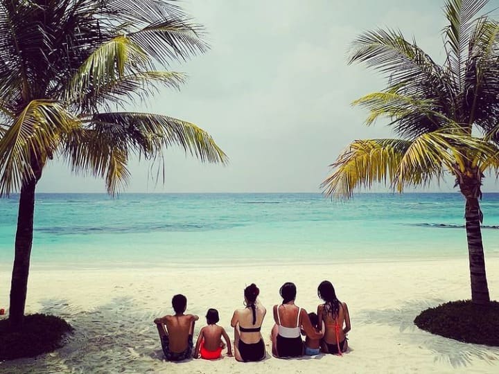 kareena kapoor and karisma kapoor shares photo with kids from maldives vacation करीना कपूर ने बहन करिश्मा के साथ शेयर की मालदीव वेकेशन की खास तस्वीर, बच्चों के साथ बीच पर इस तरह किया पोज
