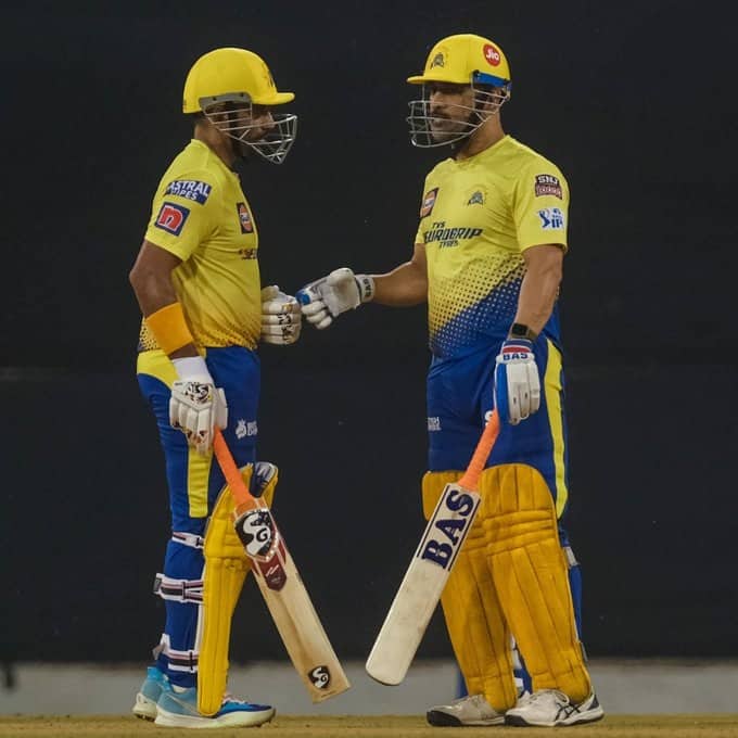 তিনি, মহেন্দ্র সিংহ ধোনি (MS Dhoni)। আন্তর্জাতিক ক্রিকেট থেকে অবসর নিয়েছেন দেড় বছরেরও বেশি সময় আগে। বয়স ছুঁয়েছে চল্লিশের কোঠা। তবু ক্রিকেটার হিসাবে যে চল্লিশেও চালশে পড়েনি, প্রমাণ করে দিচ্ছেন ধোনি।