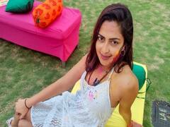 Amala Paul clicks: அமலா பாலின் கலர்ஃபுல் ஹோலி போட்டோஸ்...! ஹோலி ஹோலி சுப லாலி லாலி லாலி...!