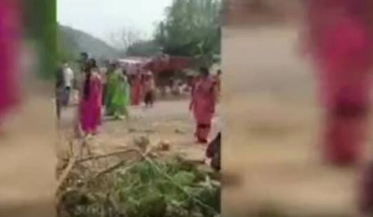 Three Families Expelled In Mahaboobabad: మహబూబాబాద్ జిల్లా చిన్నఎల్లాపూర్ లో దారుణం| ABP Desam