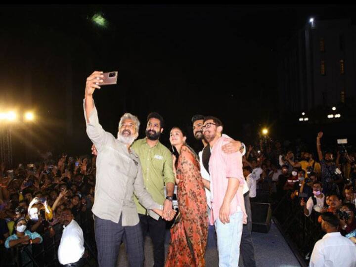 Aamir Khan seen at the promotion of RRR in Delhi, Ram Charan, Jr NTR and Alia Bhatt promote their film दिल्ली में आरआरआर के प्रमोशन में दिखे आमिर खान, हजारों की भीड़ से घिरे दिखे राम चरण, जूनियर एनटीआर और आलिया भट्ट
