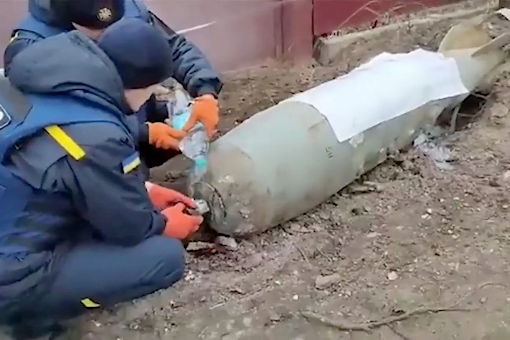 Ukrainian Men Diffuse powerful Bomb With Bare Hands and Water Bottle ,  Video goes viral ਦਿਲ ਦਹਿਲਾ ਦੇਵੇਗਾ ਇਹ ਵੀਡੀਓ ! ਰੂਸ ਦੇ ਸ਼ਕਤੀਸ਼ਾਲੀ ਬੰਬ ਨੂੰ ਯੂਕਰੇਨੀਅਨਾਂ ਨੇ ਪਾਣੀ ਦੀ ਬੋਤਲ ਨਾਲ ਕੀਤਾ ਡਿਫਿਊਜ਼ , ਵੀਡੀਓ ਵਾਇਰਲ  