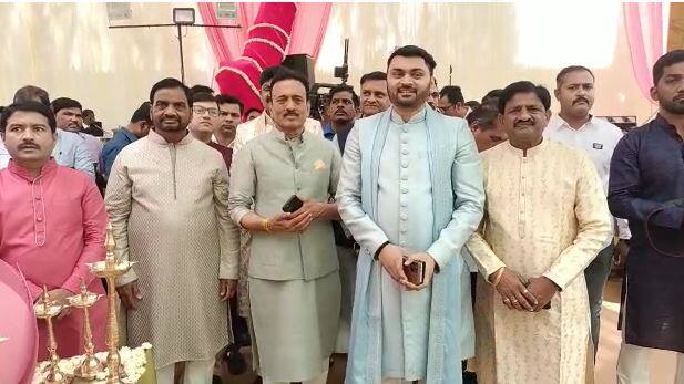 गिरीश महाजन सर्व पाहुण्यामंडळींचं स्वत: स्वागत करताना दिसून आले