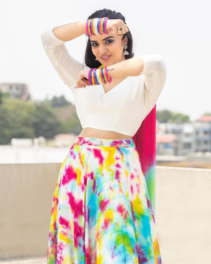 హోలీ అందమంతా శ్రీముఖలోనే కనిపిస్తోంది. -Image credit: Sreemukhi/Instagram