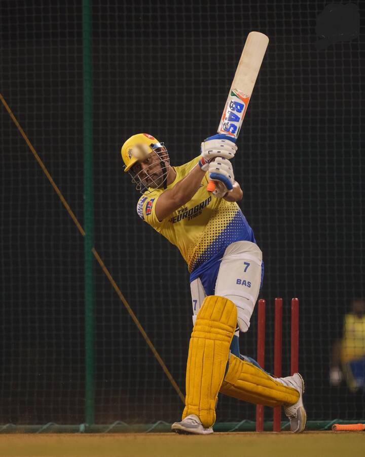 প্র্যাক্টিসে কোনও বোলারকেই রেয়াত করেননি ক্যাপ্টেন কুল। এমনকী, উইকেটকিপারের মাথার ওপর দিয়েও বল উড়িয়েছেন বাউন্ডারির বাইরে।