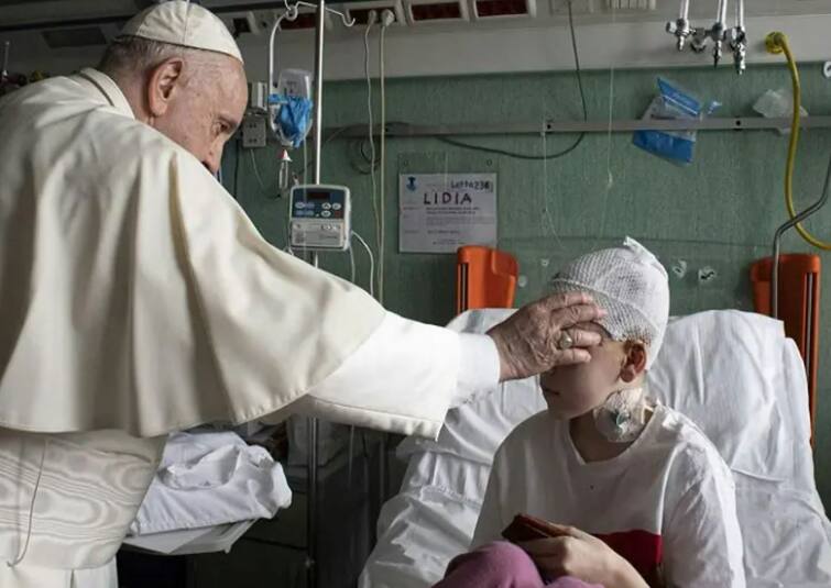 Russia Ukraine War Vetican City Pope visits Ukrainian children admitted in hospital Russia Ukraine War: યુદ્ધમાં ઘાયલ યુક્રેનિયન બાળકોના પોપ ફ્રાંસિસે હોસ્પિટલમાં જઈ પૂછ્યા ખબર અંતર, કહી આ વાત