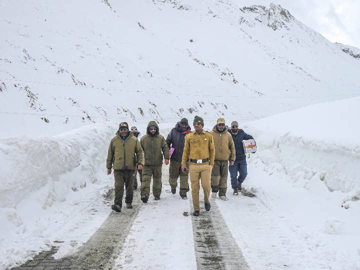 डीजी बीकन ने बताया कि हम परीक्षण के आधार पर केवल 73 दिनों के रिकॉर्ड समय में आज सड़क को खोलने की घोषणा करने में कामयाब रहे हैं. यह सड़क वरना 5 से 6 महीने तक बंद रहेगी जो लद्दाख क्षेत्र से संबंधित रणनीतिक और आर्थिक स्तर पर बहुत सारे मुद्दे पैदा करेगी.