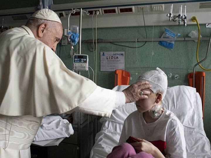 Vatican City Pope Pope Francis visits Ukrainian children injured in battle in hospital Vetican City Pope: युद्ध में घायल यूक्रेनी बच्चों से पोप फ्रांसिस ने अस्पताल में जाकर की मुलाकात