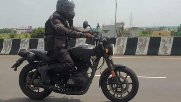 Royal Enfield Hunter 350 आने वाली रॉयल एनफील्ड हंटर 350, मीटियोर 350 और न्यू-जेन क्लासिक 350 के बाद, अपने नए जे-सीरीज प्लेटफॉर्म पर आधारित होने वाला आरई का तीसरा प्रॉडक्ट होगा. हंटर 350 एक रेट्रो रोडस्टर होगा जिससे युवाओं को टारगेट किया जाएगा. इस बाइक में 349cc, सिंगल-सिलेंडर, एयर और ऑयल-कूल्ड, फ्यूल-इंजेक्टेड इंजन होगा, जो 5-स्पीड गियरबॉक्स के साथ होगा. इसे जून 2022 में लॉन्च किया जा सकता है.