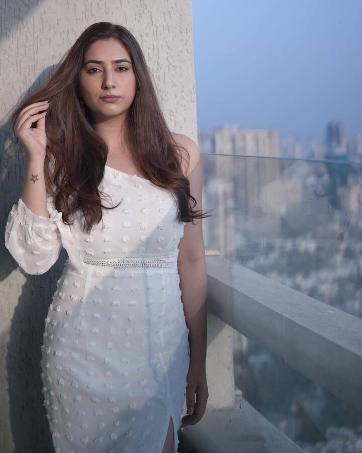 Disha styled her look with open tresses, curled into light beach waves. The actress recently gifted herself a brand new Audi on the occasion of Holi. (Image Courtesy: @dishaparmar/Instagram).