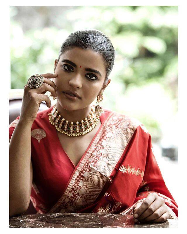 'కౌసల్యా కృష్ణమూర్తి' అనే సినిమాతో తెలుగులోకి ఎంట్రీ ఇచ్చింది.  (Photo Courtesy:  Aishwarya Rajesh Instagram)