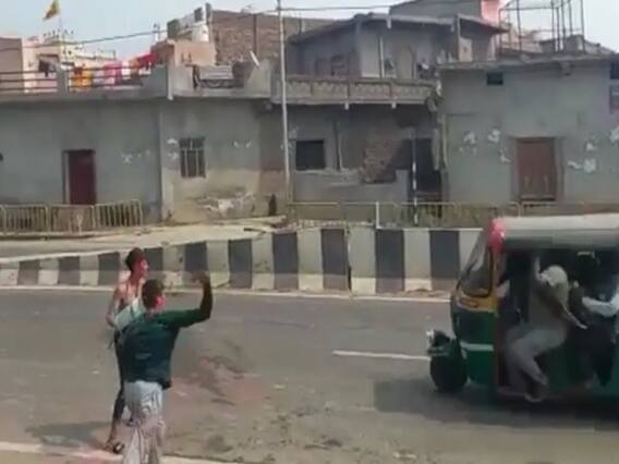 धक्कादायक ! धुळवडीत फुगा मारल्यानंतर रिक्षा उलटली, प्रवासी जखमी; पाहा व्हिडिओ धक्कादायक ! धुळवडीत फुगा मारल्यानंतर रिक्षा उलटली, प्रवासी जखमी; पाहा व्हिडिओ