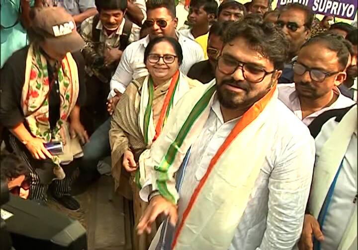 Babul Spuriyo Campaign: Babul Supriya is campaigning for the by-election on Sunday West Bengal Bypolls 202: রবিবাসরীয় প্রচারে চমক বাবুলের, খেললেন ফুটবল, কিক বক্সিংও