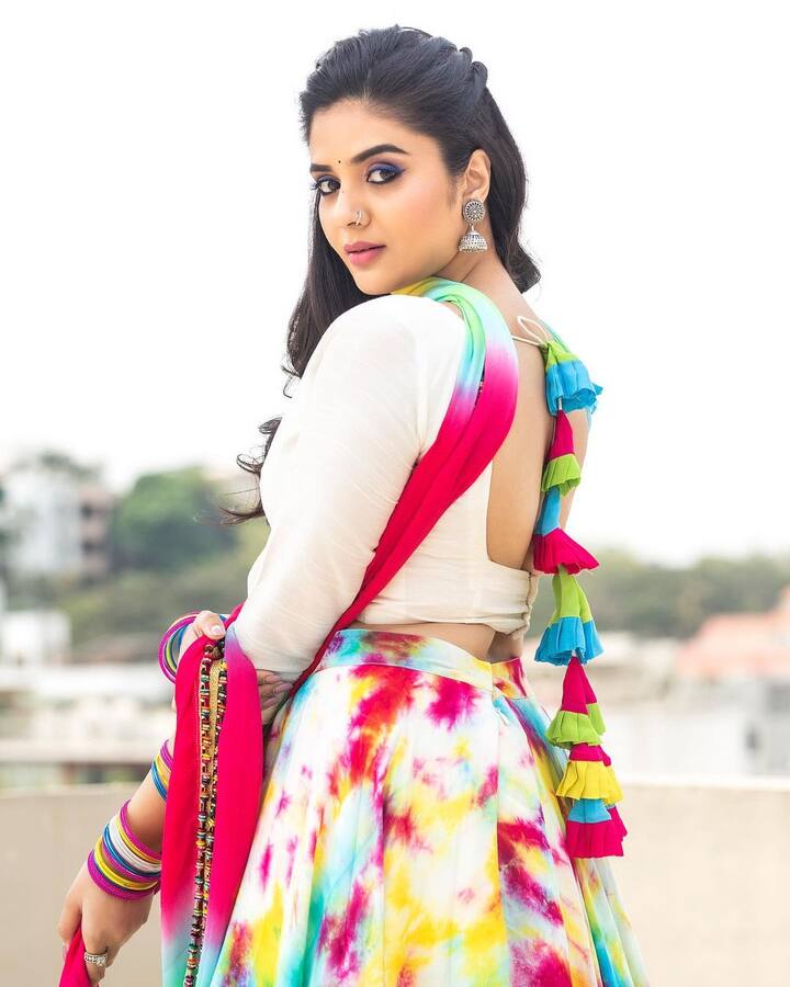 రంగు రంగుల డ్రెస్సులో అందానికి కేరాఫ్ అడ్రస్ లా ఉంది శ్రీముఖి. -Image credit: Sreemukhi/Instagram