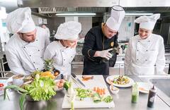 ਹਰ ਮਹੀਨੇ ਕਮਾਉਣਾ ਚਾਹੁੰਦੇ ਹੋ ਲੱਖਾਂ ਤਾਂ 12ਵੀਂ ਤੋਂ ਬਾਅਦ ਕਰੋ ਇਹ ਕੋਰਸ, ਦੇਸ਼ 'ਚ ਹੀ ਨਹੀਂ ਵਿਦੇਸ਼ਾਂ 'ਚ ਵੀ ਮਿਲ ਸਕਦੀ ਹੈ ਨੌਕਰੀ