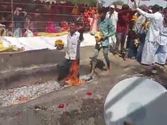 MP गजब है! 30 फीट की उंचाई पर हवा में लटक कर पूजा, मन्नत के लिए जान का जोखिम, देखिए तस्वीरें