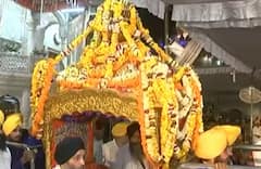 Sri Darbar Sahib ਵਿਖੇ ਹੋਲਾ ਮਹੱਲਾ ਮੌਕੇ ਲੱਗੀਆਂ ਰੌਣਕਾਂ, ਵੱਡੀ ਗਿਣਤੀ 'ਚ ਪੁੱਜੇ ਸ਼ਰਧਾਲੂ