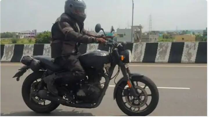 Royal Enfield Hunter 350 RE ਦਾ ਤੀਜਾ ਉਤਪਾਦ ਹੋਵੇਗਾ ਜੋ ਆਗਾਮੀ Royal Enfield ਹੰਟਰ 350, Meteor 350 ਅਤੇ ਨਵੀਂ-gen Classic 350 ਤੋਂ ਬਾਅਦ ਇਸ ਦੇ ਨਵੇਂ ਜੇ-ਸੀਰੀਜ਼ ਪਲੇਟਫਾਰਮ 'ਤੇ ਆਧਾਰਿਤ ਹੋਵੇਗਾ। ਹੰਟਰ 350 ਇੱਕ ਰੈਟਰੋ ਰੋਡਸਟਰ ਹੋਵੇਗਾ ਜੋ ਨੌਜਵਾਨਾਂ ਨੂੰ ਟਾਰਗੇਟ ਕੀਤਾ ਜਾਵੇਗਾ। ਬਾਈਕ 349cc, ਸਿੰਗਲ-ਸਿਲੰਡਰ, ਏਅਰ-ਤੇ ਆਇਲ-ਕੂਲਡ, ਫਿਊਲ-ਇੰਜੈਕਟਿਡ ਇੰਜਣ ਦੁਆਰਾ ਸੰਚਾਲਿਤ ਹੋਵੇਗੀ ਜੋ 5-ਸਪੀਡ ਗਿਅਰਬਾਕਸ ਨਾਲ ਮੇਲ ਖਾਂਦੀ ਹੈ। ਇਸ ਨੂੰ ਜੂਨ 2022 'ਚ ਲਾਂਚ ਕੀਤਾ ਜਾ ਸਕਦਾ ਹੈ।