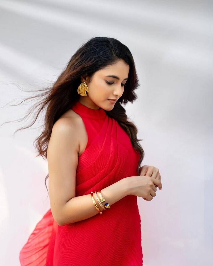 ప్రస్తుతం ఈ బ్యూటీ నటించిన రెండు తమిళ సినిమాలు పోస్ట్ ప్రొడక్షన్ స్టేజ్ లో ఉన్నారు. (Photo Credit: Priyanka Arul Mohan Instagram)