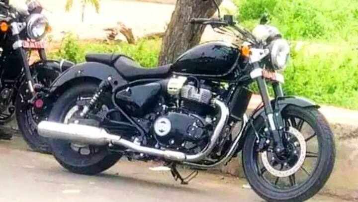 Royal Enfield Super Meteor 650 350cc ਸੈਗਮੈਂਟ ਵਿੱਚ ਕਈ ਨਵੀਆਂ ਪੇਸ਼ਕਸ਼ਾਂ ਦੇ ਨਾਲ, RE 650cc ਹਿੱਸੇ ਨੂੰ ਵੀ ਨਿਸ਼ਾਨਾ ਬਣਾਏਗਾ। ਕੰਪਨੀ ਦੀ ਆਉਣ ਵਾਲੀ ਪਾਵਰ ਕਰੂਜ਼ਰ, Royal Enfield Super Meteor 650 ਦੀ ਭਾਰਤ ਵਿੱਚ ਟੈਸਟਿੰਗ ਲਈ ਪਹਿਲਾਂ ਹੀ ਦੇਖੀ ਜਾ ਚੁੱਕੀ ਹੈ। ਇੰਟਰਸੈਪਟਰ 650 ਨੂੰ 648cc, ਪੈਰਲਲ-ਟਵਿਨ, ਏਅਰ-ਕੂਲਡ, ਫਿਊਲ-ਇੰਜੈਕਟਿਡ ਇੰਜਣ ਮਿਲਣ ਦੀ ਉਮੀਦ ਹੈ, ਪਰ ਮਾਮੂਲੀ ਬਦਲਾਅ ਨਾਲ। ਇੰਜਣ ਨੂੰ 6-ਸਪੀਡ ਗਿਅਰਬਾਕਸ ਨਾਲ ਜੋੜਿਆ ਜਾਵੇਗਾ। ਇਸ ਨੂੰ ਅਗਸਤ 2022 'ਚ ਲਾਂਚ ਕੀਤਾ ਜਾ ਸਕਦਾ ਹੈ।